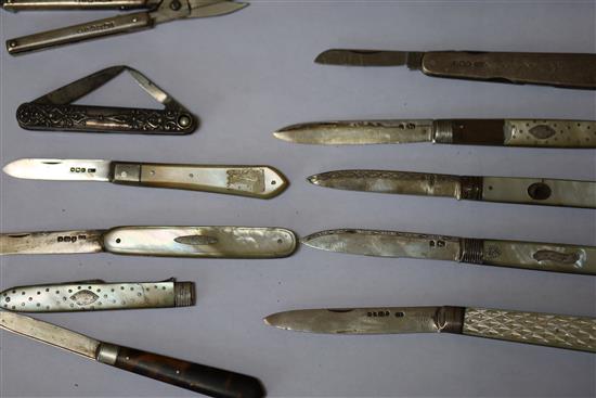 A collection of twenty four assorted 19th century and later silver pocket or fruit knives and a pair of scissors.